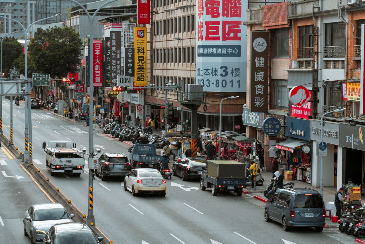台中北區汽車借款：北區街道車流與代步汽車示意